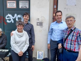 Familie Görge-Waterstraat vor der Gedenktafel, Karl-Marx-Straße 196